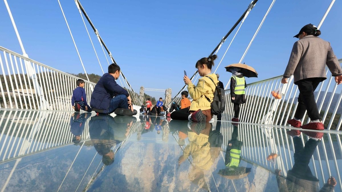 Skleněný most v Číně uvěznil turistu, když se kvůli větru roztříštil